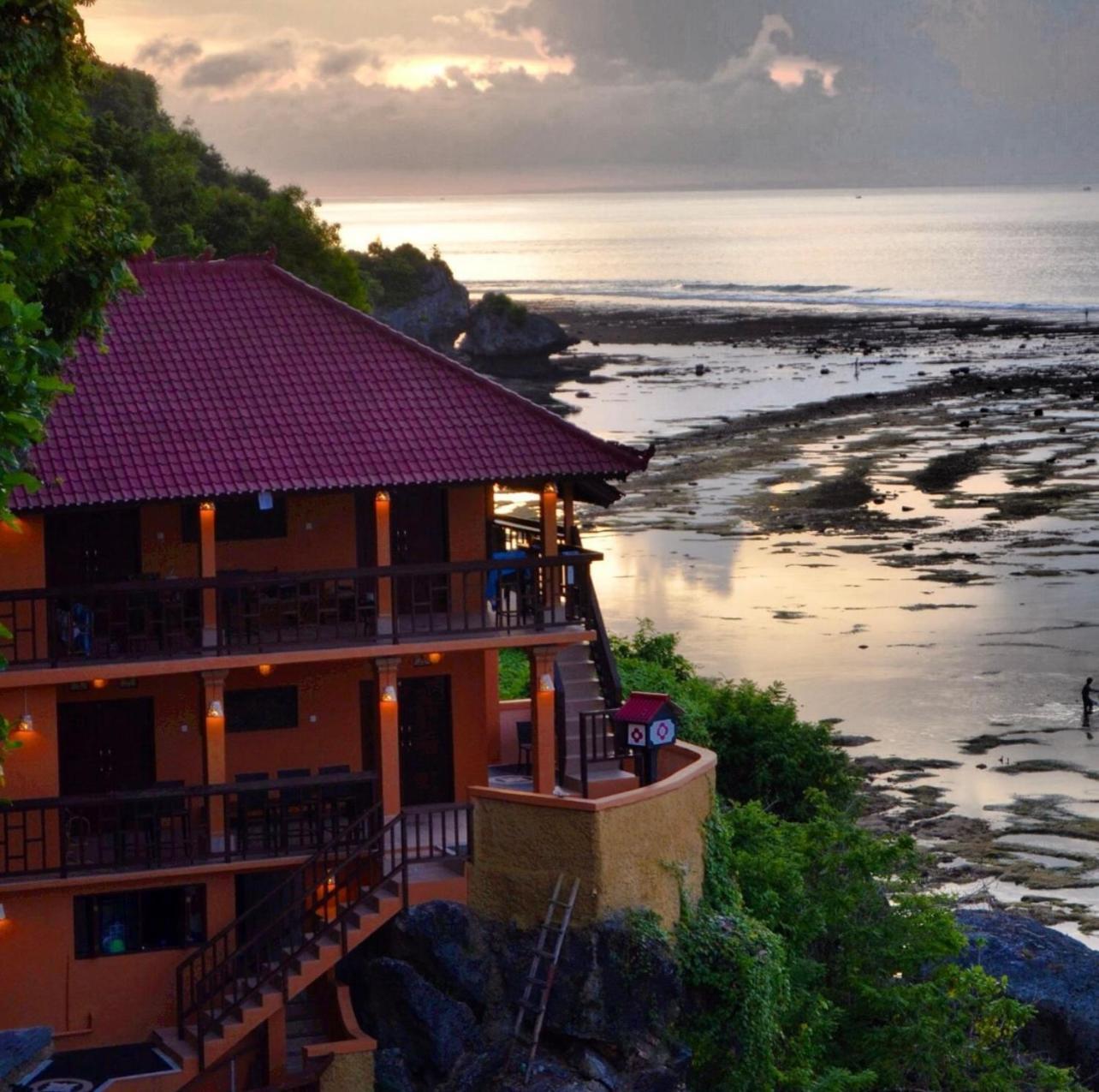 Ari * Uluwatu